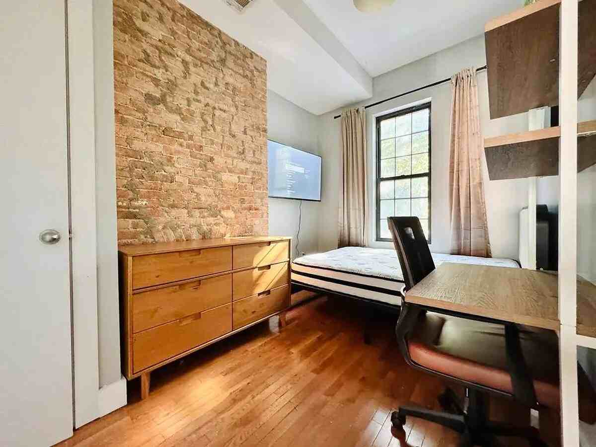 Private Bedroom in 6 Bedroom/3 Bathroom Home - Photo 4 of 6