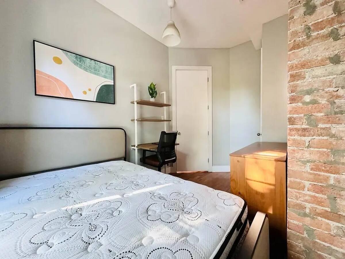 Private Bedroom in 6 Bedroom/3 Bathroom Home - Photo 5 of 6