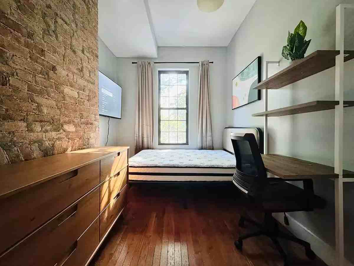 Private Bedroom in 6 Bedroom/3 Bathroom Home - Photo 6 of 6