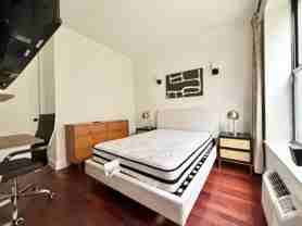 Private Bedroom in 5 Bedroom/2 Bathroom Home - Photo 1 of 1