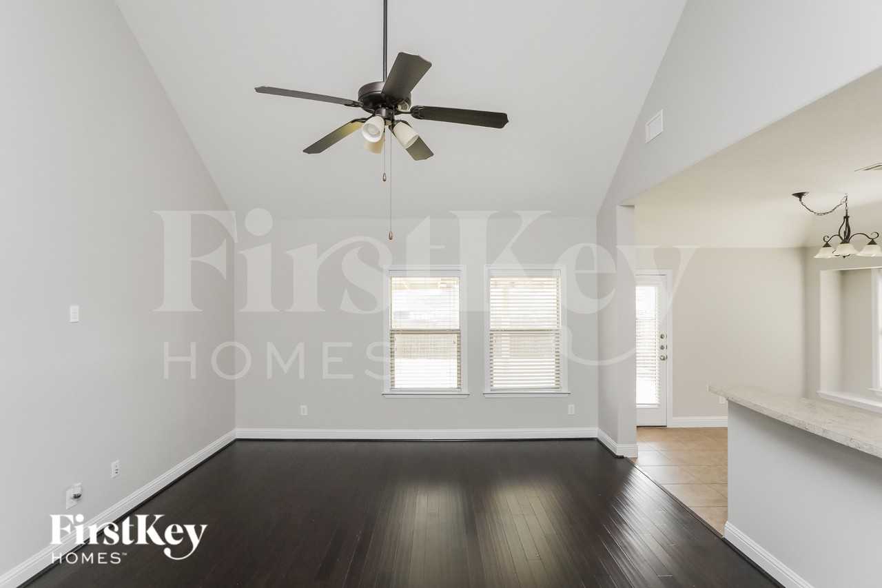 3008 Rocking Hills Trl - Photo 2 of 15