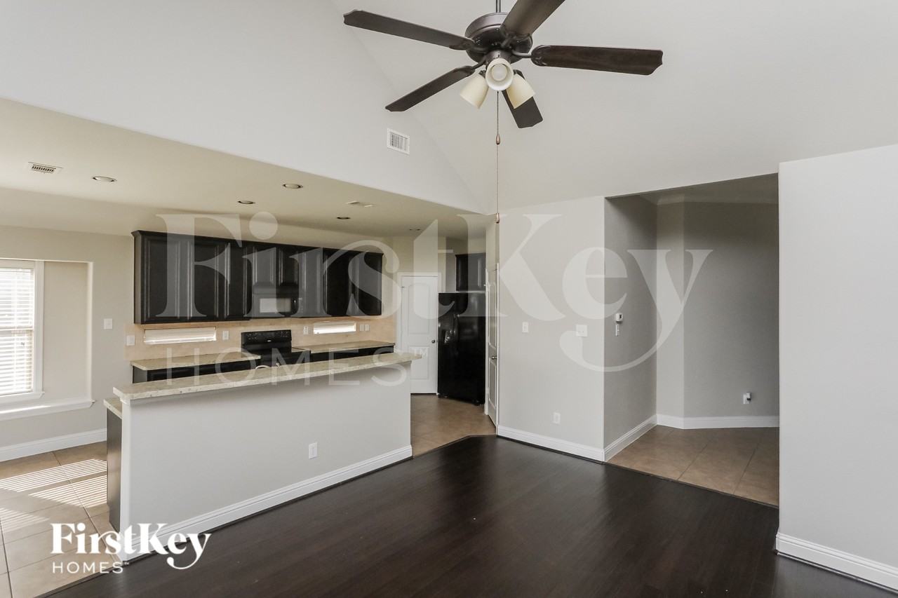 3008 Rocking Hills Trl - Photo 3 of 15
