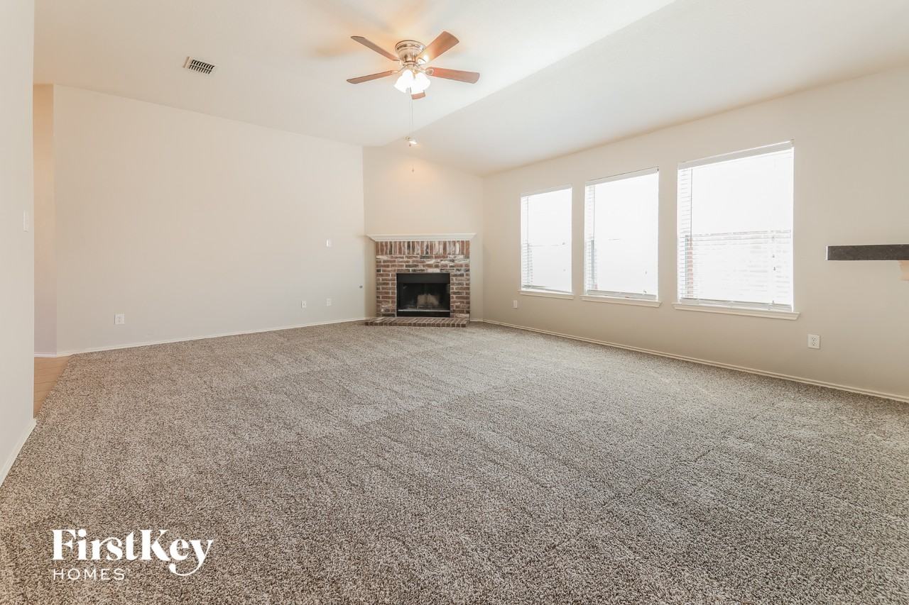 2064 Fairview Dr - Photo 4 of 15