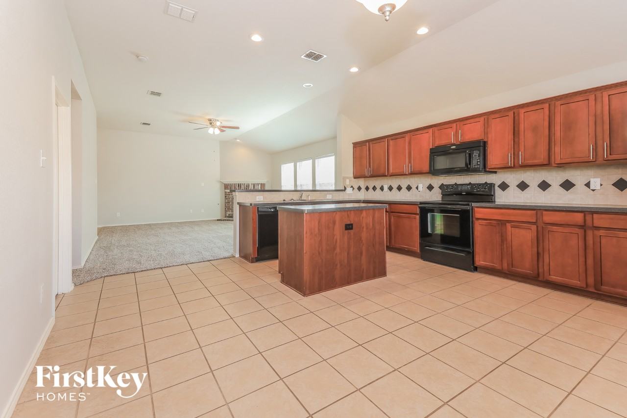 2064 Fairview Dr - Photo 5 of 15