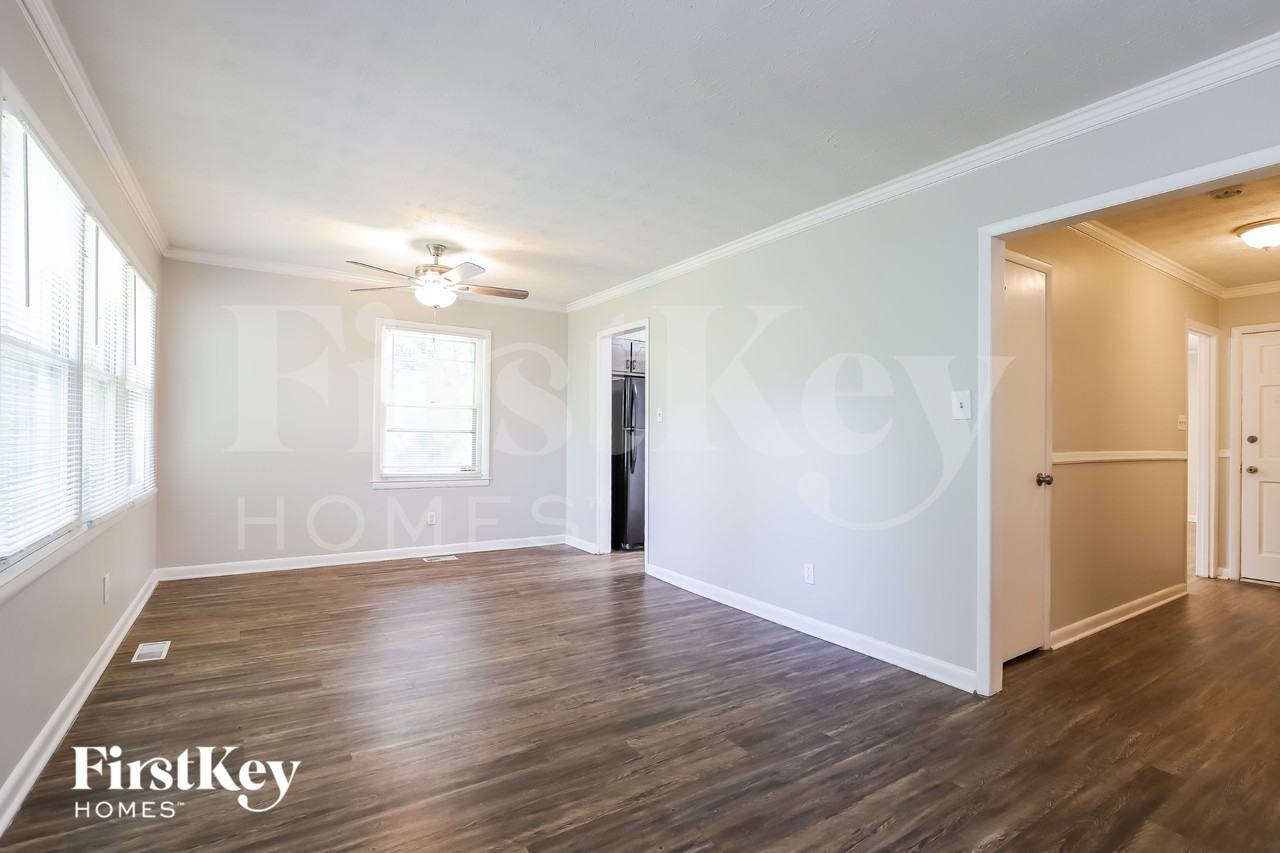 818 Hillside Dr - Photo 3 of 15