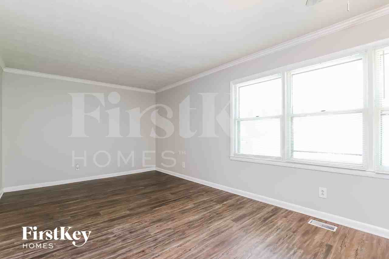 818 Hillside Dr - Photo 4 of 15