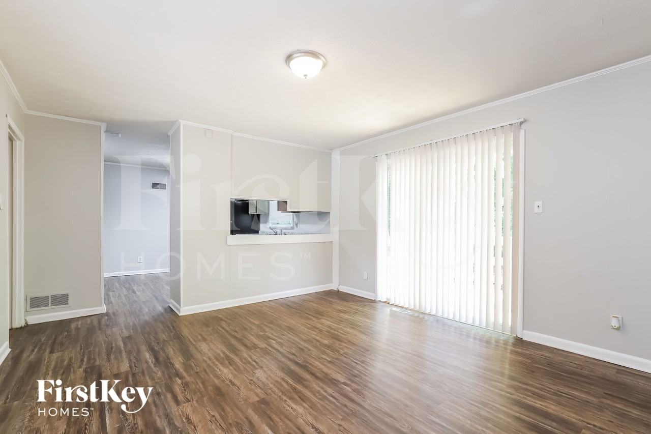 818 Hillside Dr - Photo 5 of 15