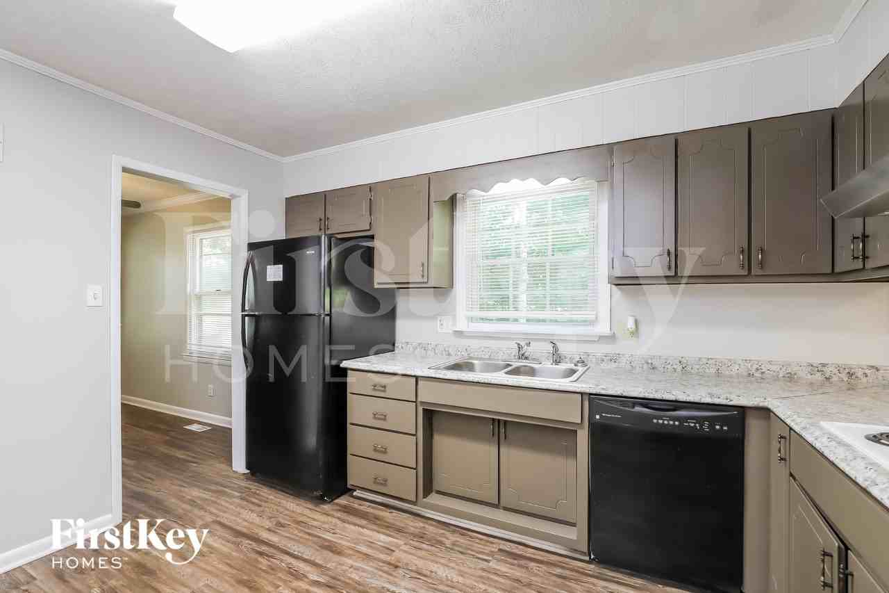 818 Hillside Dr - Photo 6 of 15