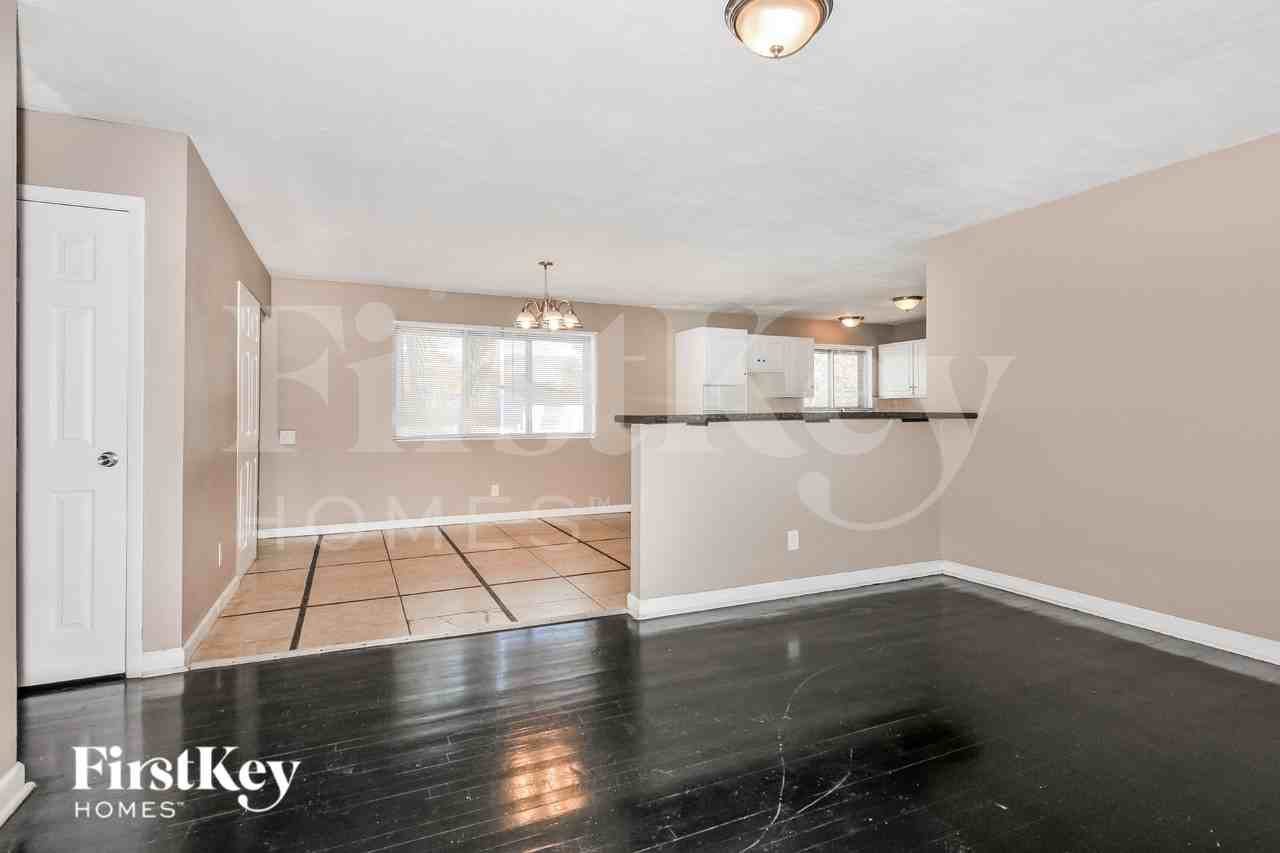 1075 Madison Ln - Photo 3 of 16