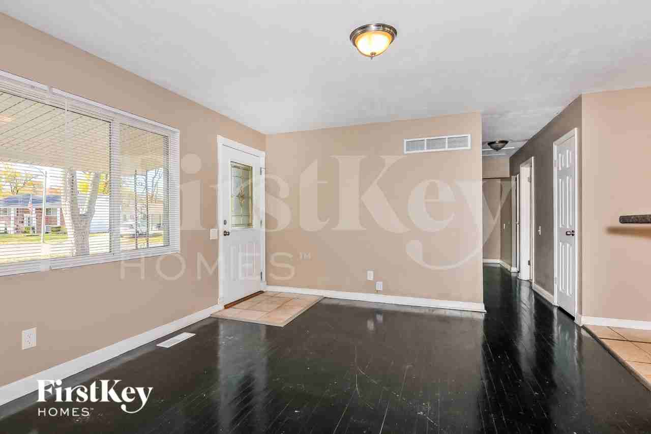 1075 Madison Ln - Photo 4 of 16
