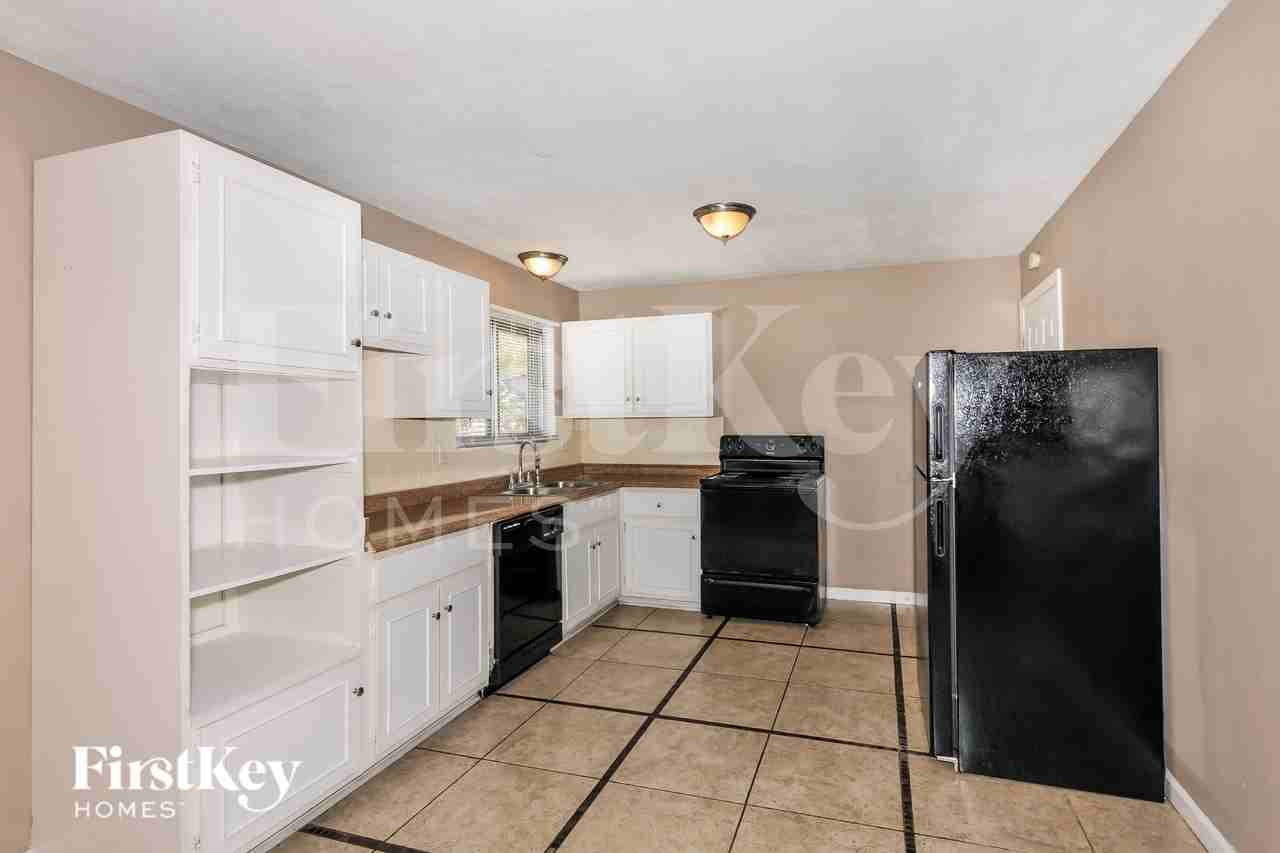 1075 Madison Ln - Photo 5 of 16