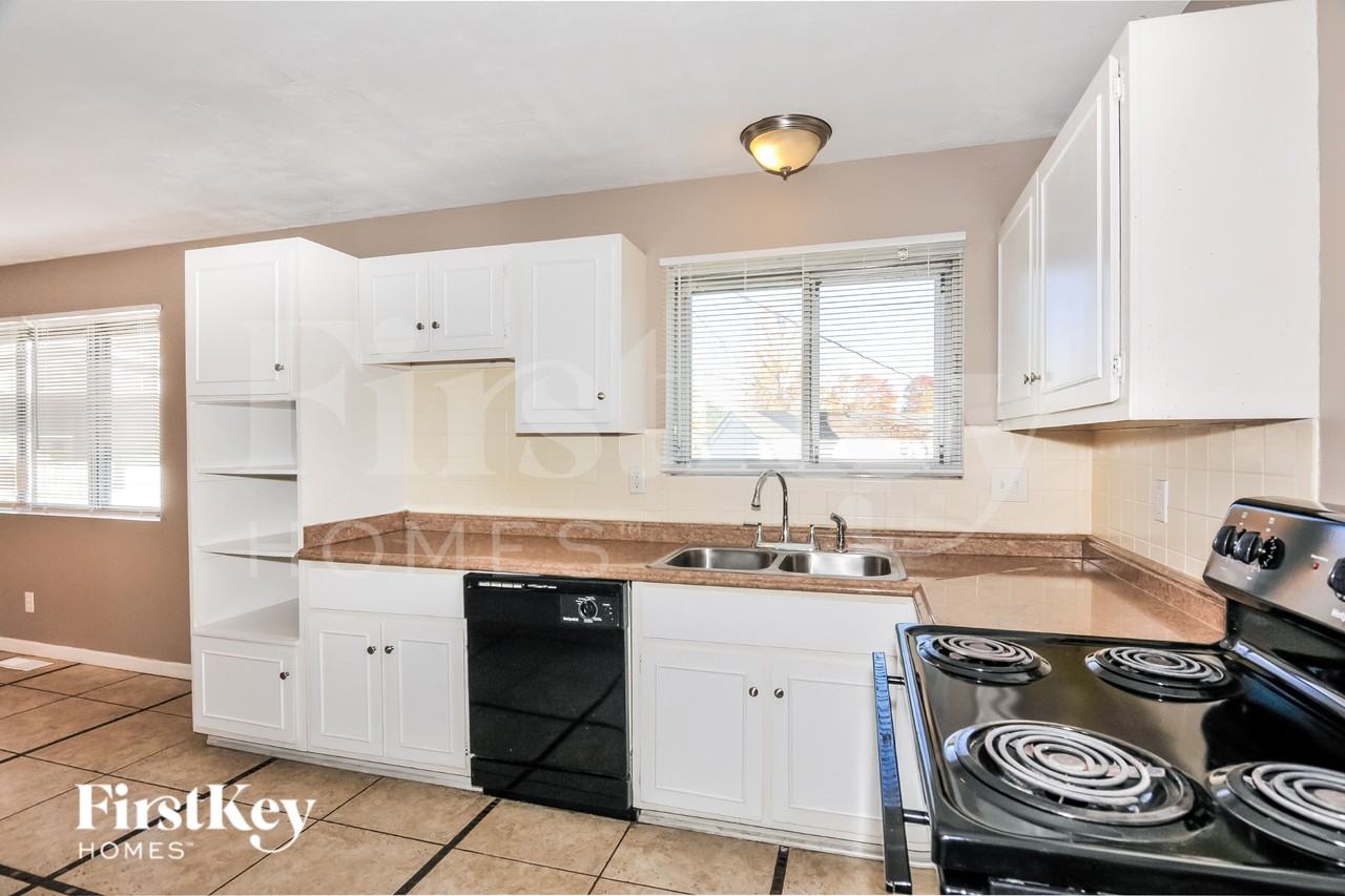 1075 Madison Ln - Photo 6 of 16