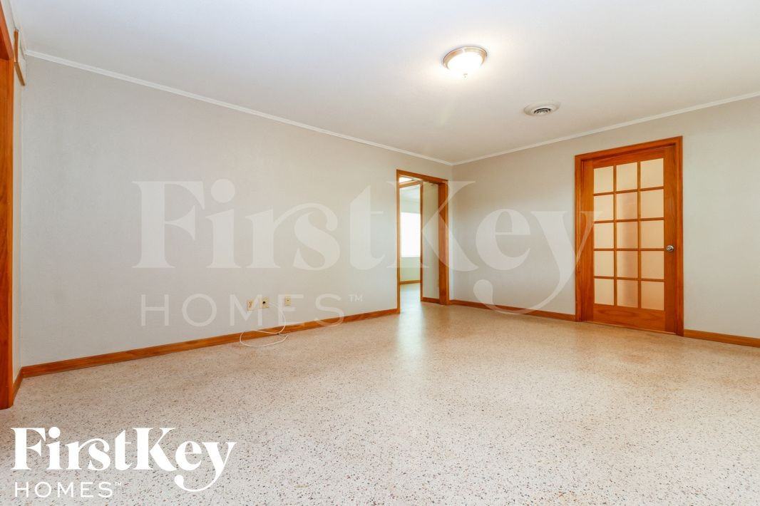 1019 45th St N - Photo 3 of 15