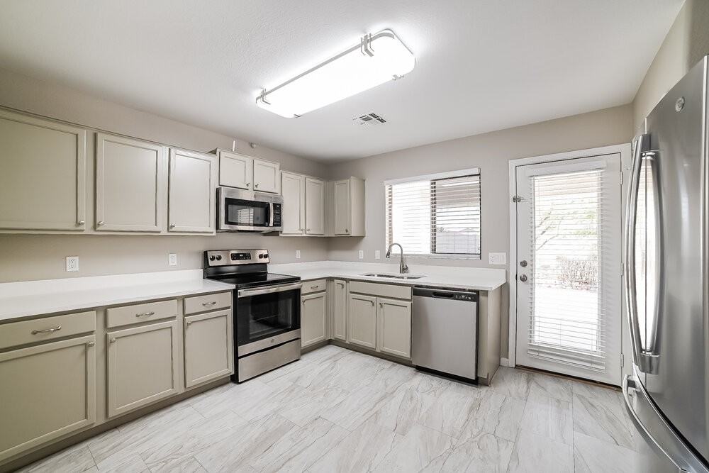6209 W Raymond St - Photo 5 of 16