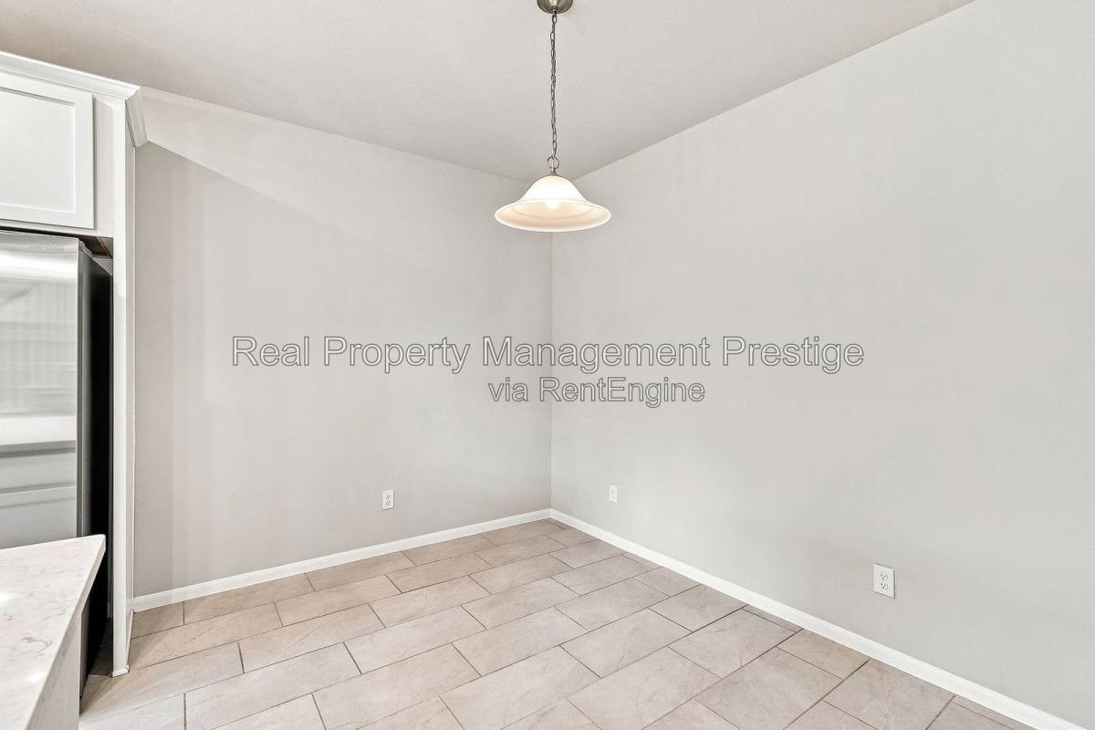 7333 Hinsdale Dr - Photo 2 of 10