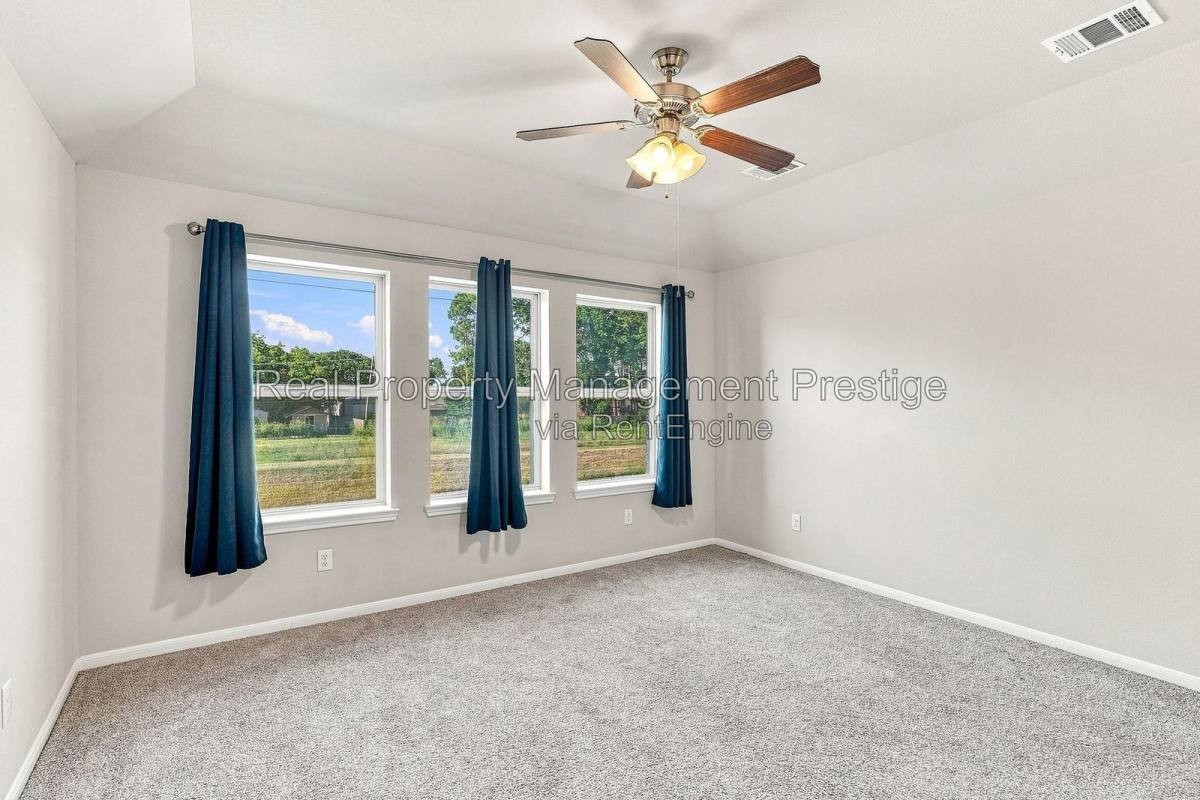 7333 Hinsdale Dr - Photo 3 of 10