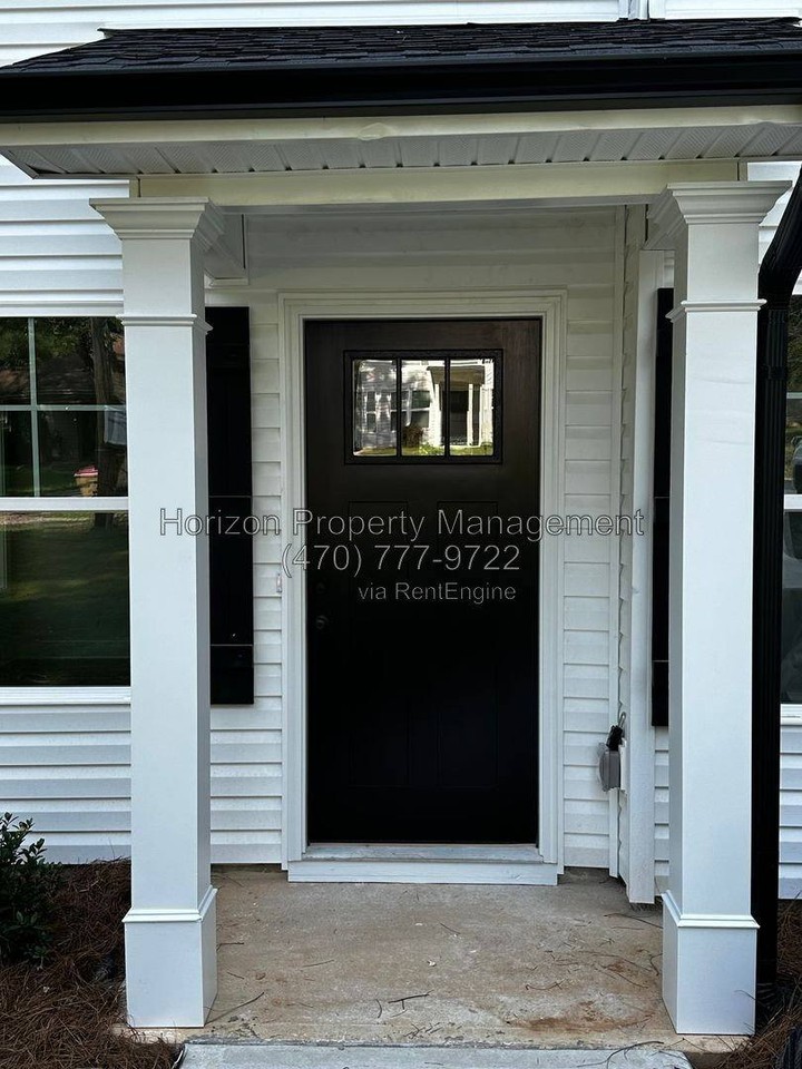 2674 Fairlane Dr - Photo 2 of 10