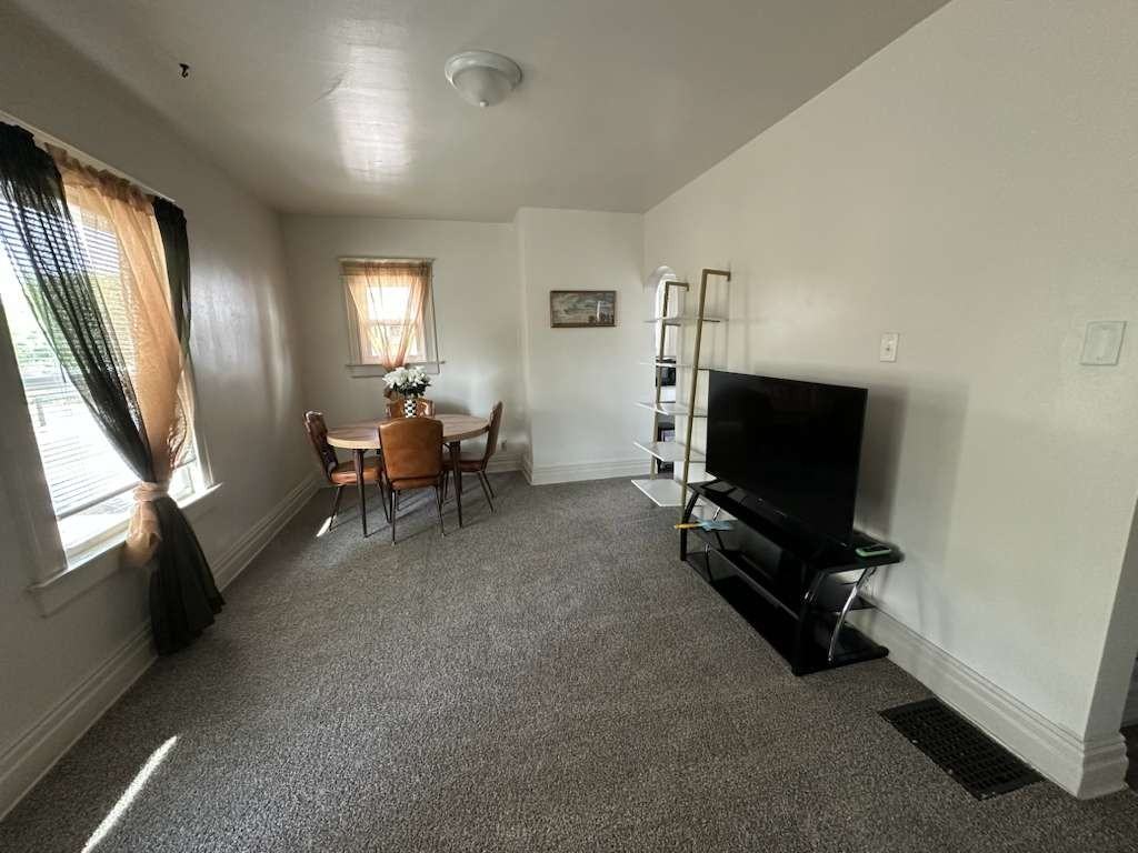 511 W Jefferson Blvd #1 - Photo 4 of 20