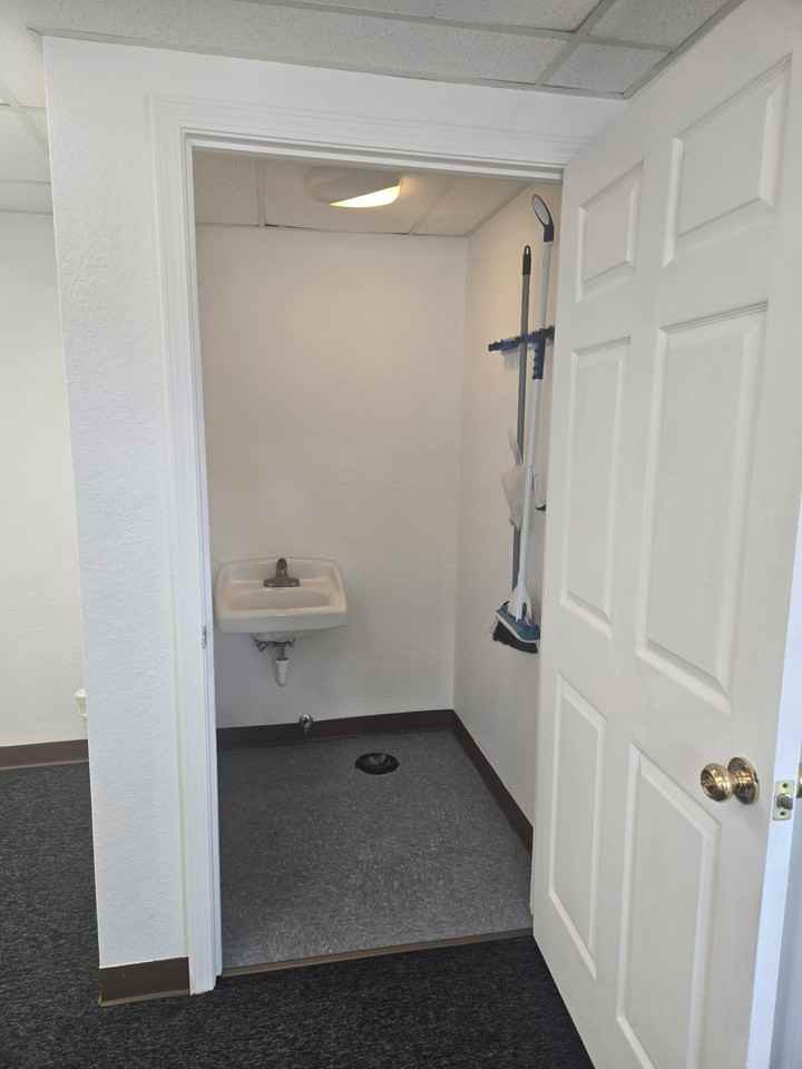 1045 Boston Ave #1 - Photo 4 of 12