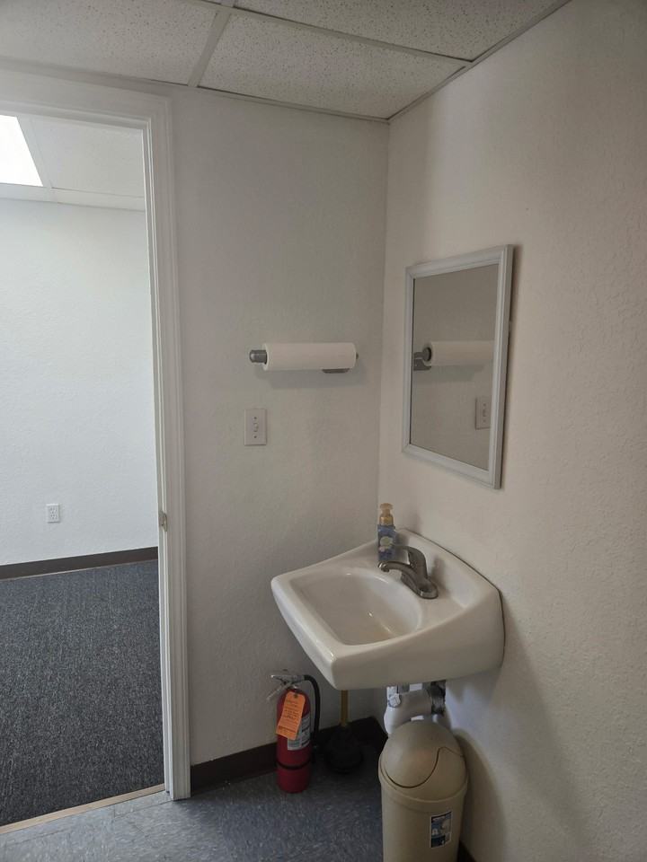 1045 Boston Ave #1 - Photo 6 of 12
