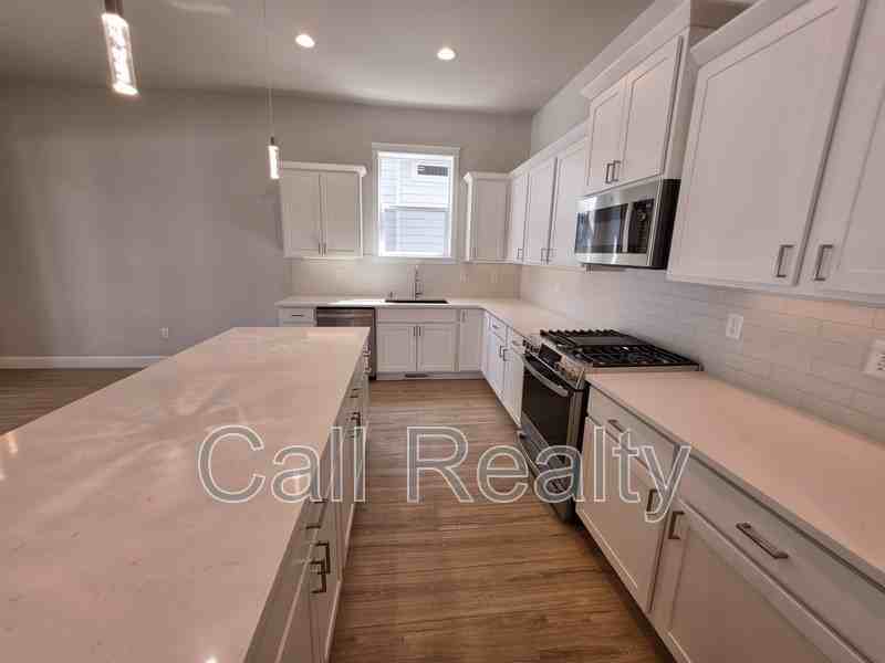 6208 N Windsor St - Photo 6 of 11