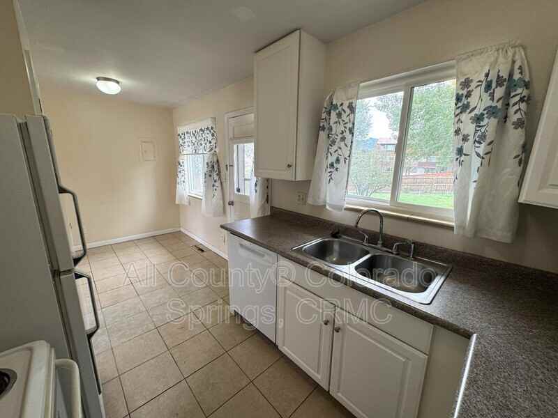 1907 Mccooke Dr - Photo 6 of 26