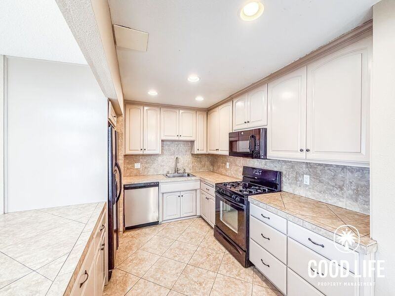 4479 Pocahontas Ave - Photo 4 of 25
