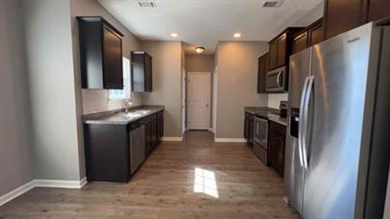 1605 Longleaf Ct - Photo 5 of 32