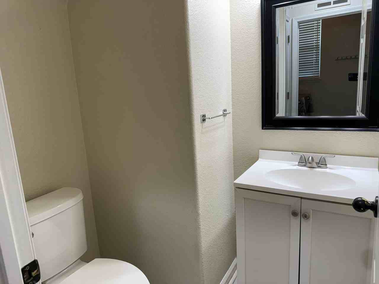 52 Rockwell St - Photo 7 of 44