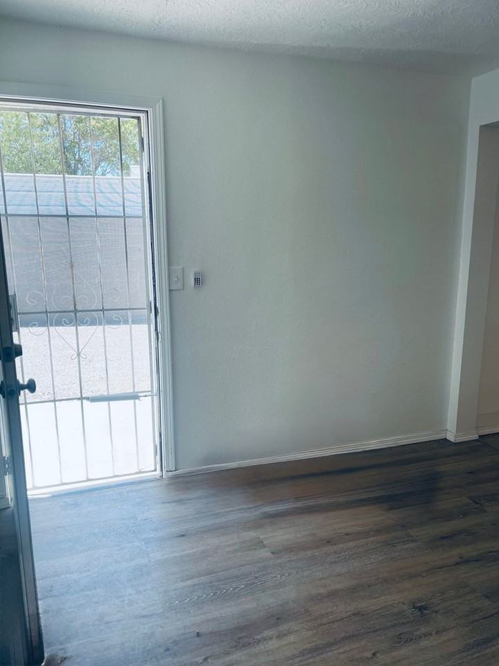 1818 Edith Blvd Se - Photo 2 of 17