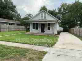 featured image of 921 W 8th St