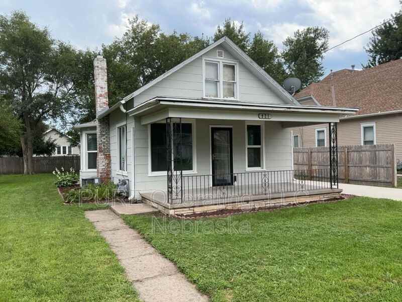 921 W 8th St - Photo 2 of 50