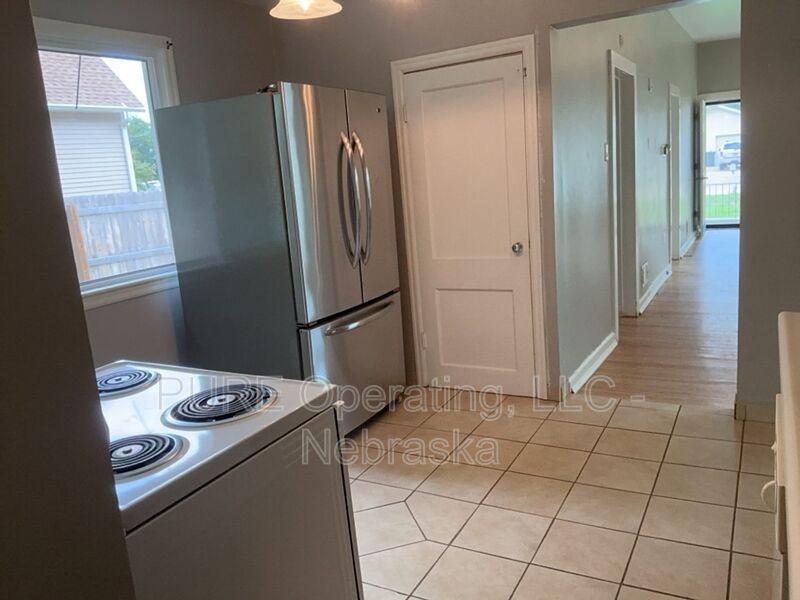 921 W 8th St - Photo 3 of 50
