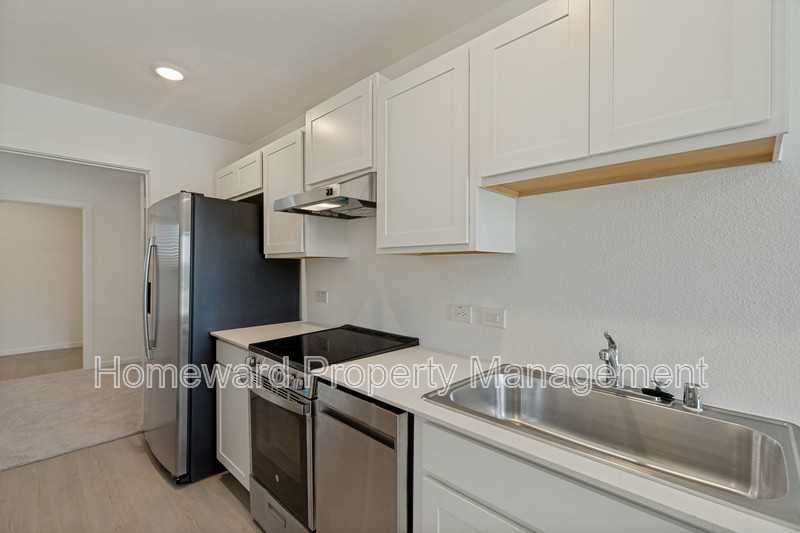 1037 Bishop Creek Dr - Photo 3 of 12