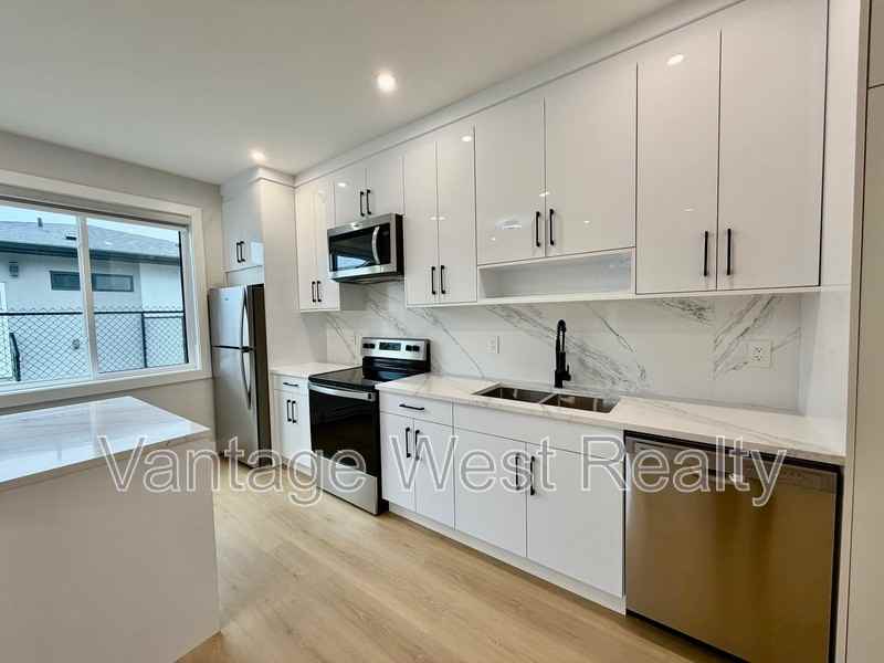 1665 Highland Dr N - Photo 2 of 21