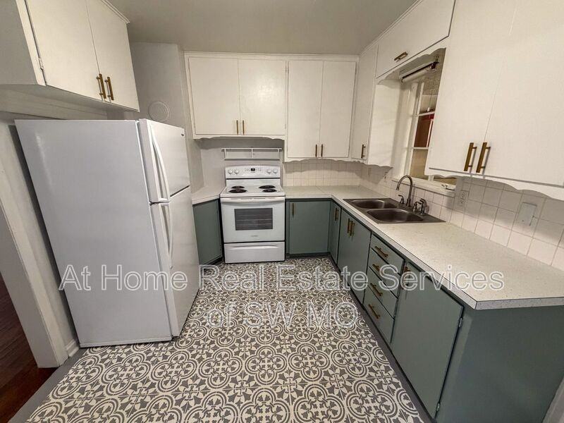 648 S Fairway Ave - Photo 3 of 10