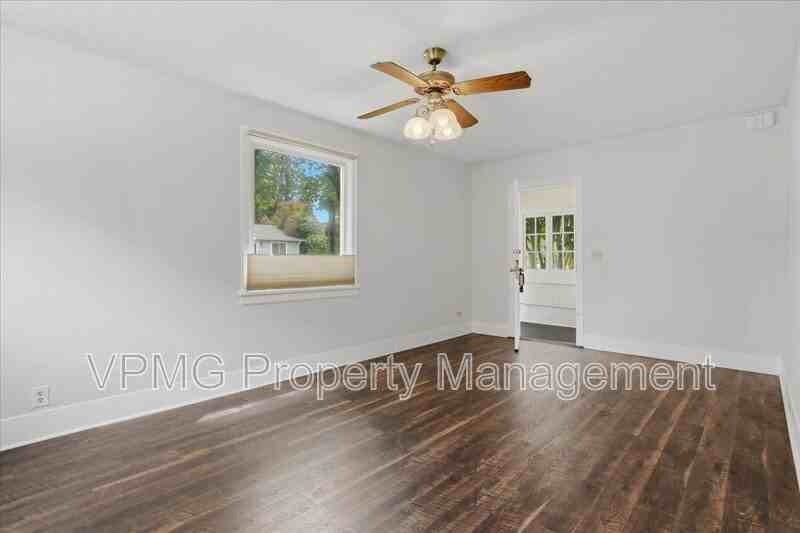 2014 E St - Photo 4 of 29