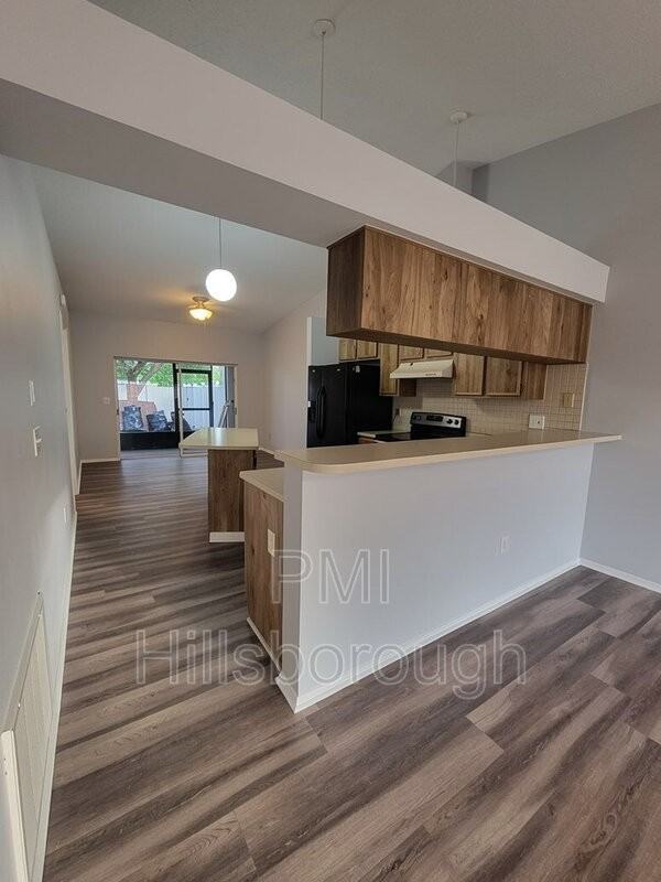 914 Burlwood St - Photo 4 of 50