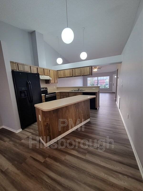 914 Burlwood St - Photo 5 of 50