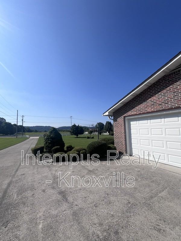 5311 W Emory Rd - Photo 7 of 41