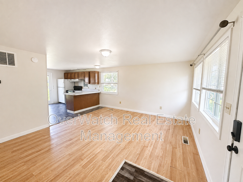 1604 Elmendorf Dr - Photo 3 of 16