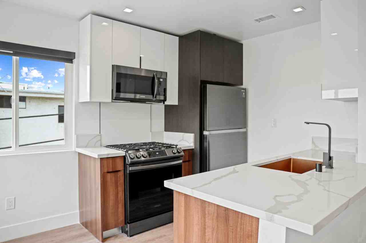 701 N Hill Pl #5 - Photo 3 of 18