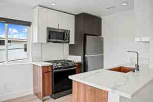 featured image of 701 N Hill Pl #5