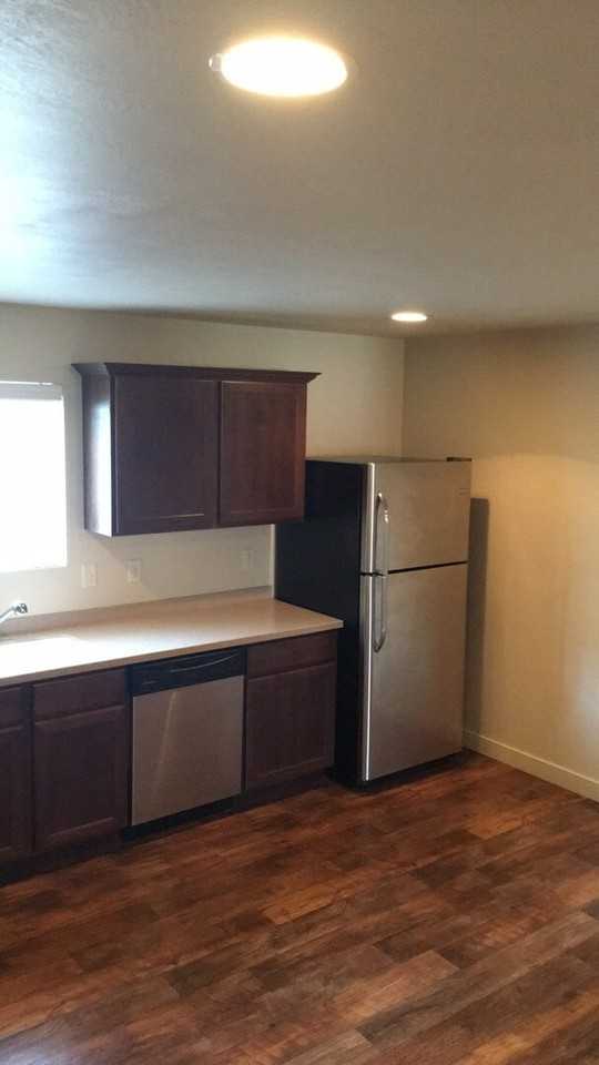 748 E 150 N - Photo 4 of 34