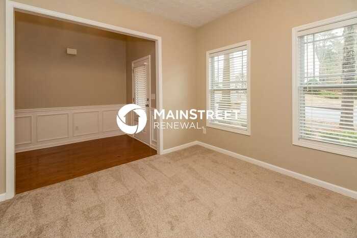 2360 Village Green Dr - Photo 4 of 15