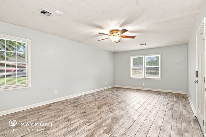 3591 Robert E Lee Dr - Photo 2 of 14