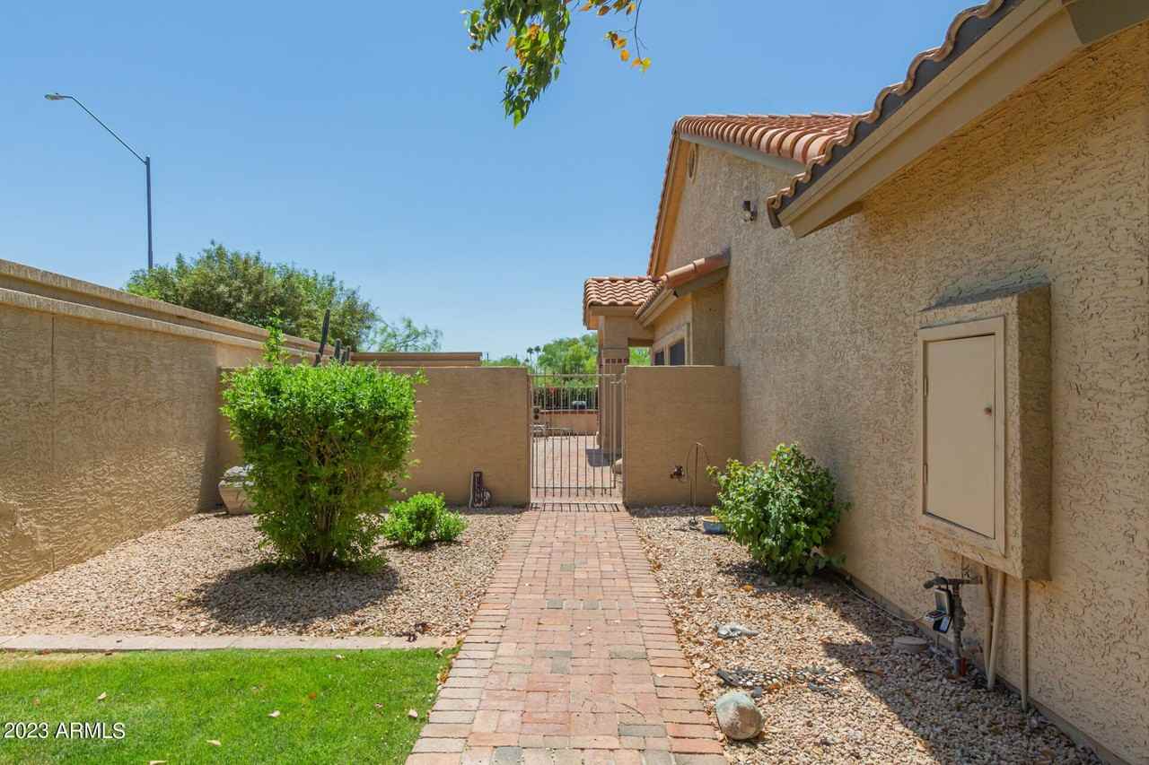 7961 E Joshua Tree Ln - Photo 3 of 44