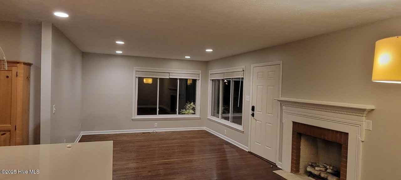 490 N May St - Photo 2 of 13