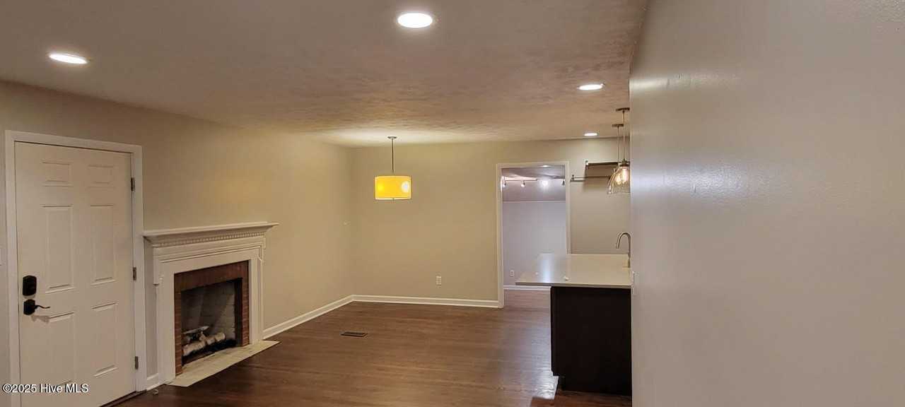 490 N May St - Photo 3 of 13