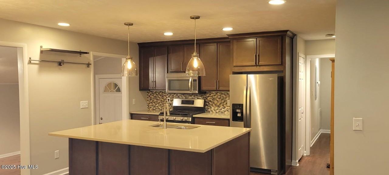 490 N May St - Photo 4 of 13